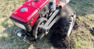 На Рівненщині чоловік жахливо загинув під колесами власного мотоблоку