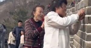 Двох туристок покарали за вандалізм на Великій китайській стіні