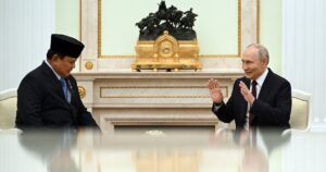 Дивна міміка і "шкільні штани": поведінка і вигляд Путіна викликали запитання в іноземних ЗМІ (фото)