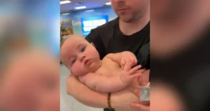 Сімейний жах: подружжя зняли з рейсу через плач дитини