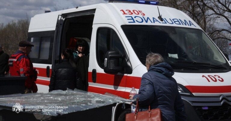 Жорстокий ракетний удар по Дніпру: загибель цивільних в автомобілях, десятки поранених
