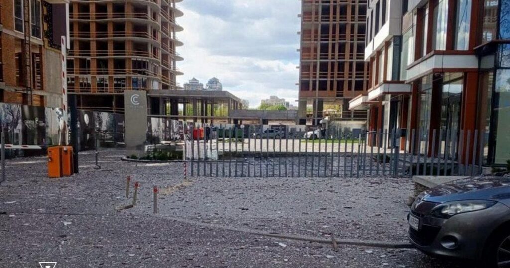 Київ посеред дня атакували дрони: «прильоти» у двох районах, на даху багатоповерхівки пожежа (відео)