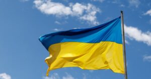 У Литві засудили чоловіка за наругу над українським прапором та напад на авто українських біженців