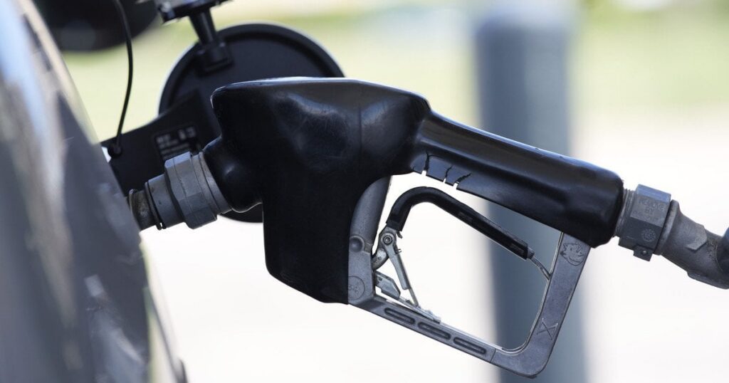 Ціни на бензин в Україні почали падати: в уряді дали новий сигнал