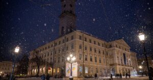 Львівська Трагедія: Австралієць Загинув, Стрибнувши з Ратуші – Прощальна Записка Відкриває Сумні Обставини