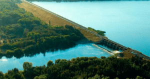 Шість бомб по дамбі Печенізького водосховища: чи є загроза для Харкова та що насправді стоїть за атакою Кремля