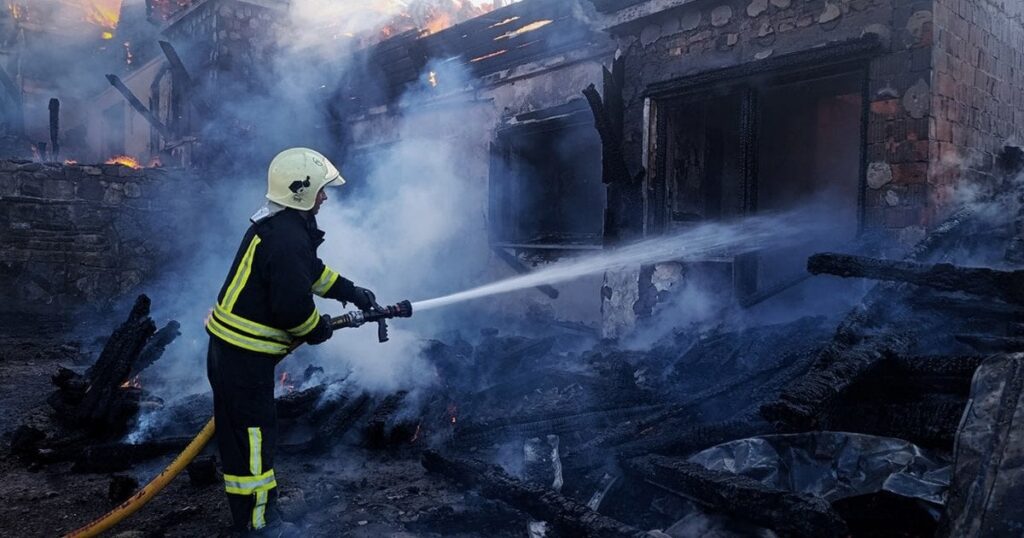 Пожежа в готелі на Закарпатті — вигоріло 1000 кв м, рятувальникам завадили умови — Укрaїнa