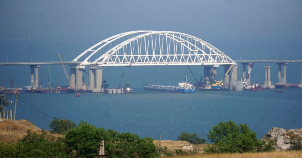 ЗСУ вгатили по катерах РФ біля Кримського моста: перші кадри удару (відео)