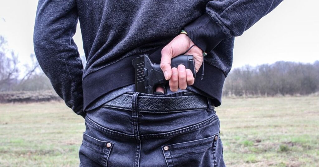 Зброя цивільним: чи допоможе легалізація запобігти новим трагедіям після стрілянини в Києві — Укрaїнa