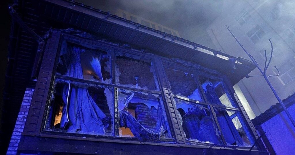 Російська атака на Дніпро - пожежа в навчальному закладі та троє постраждалих, серед них діти, фото — Укрaїнa