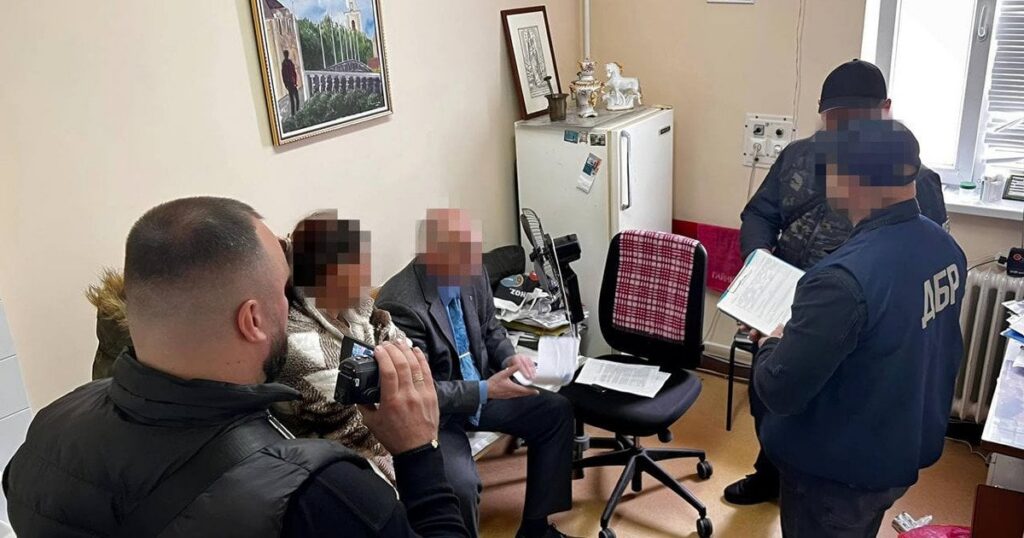 На Закарпатті затримали голову ВЛК, який вимагав  6 тисяч доларів за обмежену придатність — Укрaїнa