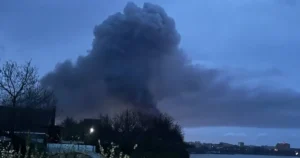 Таганрог у вогні: ракети вразили завод, небо затягнув густий дим