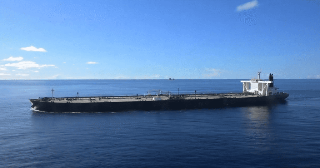 США перехопили танкер з Ірану – Пентагон показав відео захоплення судна з іранською нафтою — Світ