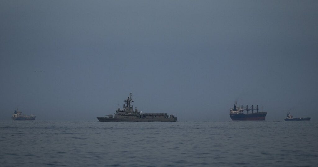 Ормузька протока — кораблі ВМС США здійснили перший перехід від початку війни з Іраном — Світ Ормузька протока — кораблі ВМС США здійснили перший перехід від початку війни з Іраном — Світ