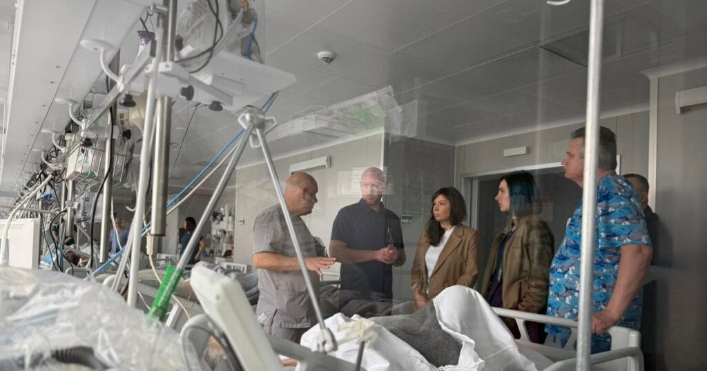 Після теракту в Києві 12-річний хлопчик вперше побачив маму: деталі з лікарні (фото)