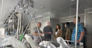 Надія крізь страх: 12-річний хлопчик вперше побачив маму після теракту в Києві – зворушливі деталі з лікарні