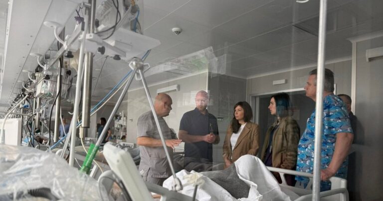 Надія крізь страх: 12-річний хлопчик вперше побачив маму після теракту в Києві – зворушливі деталі з лікарні