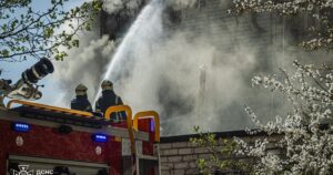 Росіяни всю ніч та ранок тероризують "Шахедами" обласний центр України: спалахнули пожежі (відео)