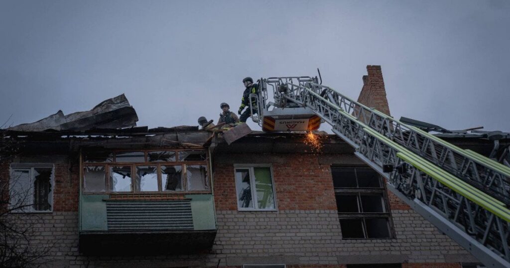 У Сумах ворог двічі вдарив по житловому сектору: горіли будинки, є постраждалі