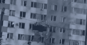 Удар дрона по Одесі — влучання в дев’ятиповерхівку, що відомо про наслідки — Укрaїнa