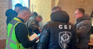 Депутат за 10 тисяч доларів обіцяв зняти з розшуку і оформити бронювання - справу передано до суду — Киев