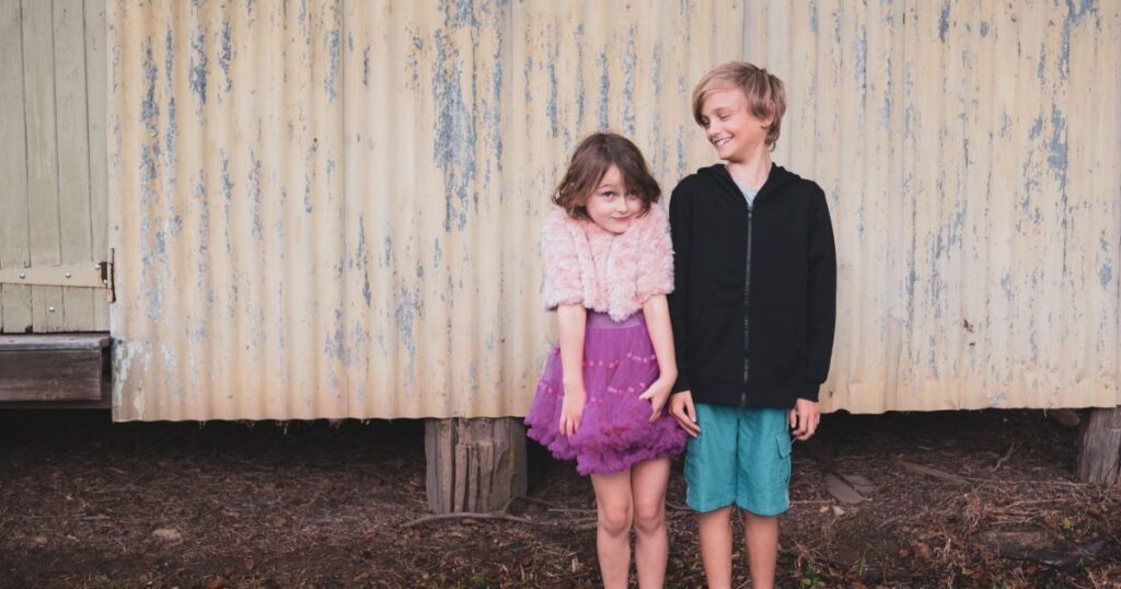 Гарні привітання з Днем братів і сестер: картинки, проза, вірші, смс та відео — Укрaїнa