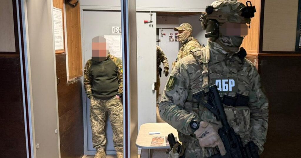 ТЦК Харкова — ДБР викрило військових, що під виглядом мобілізації катувала цивільних — Укрaїнa