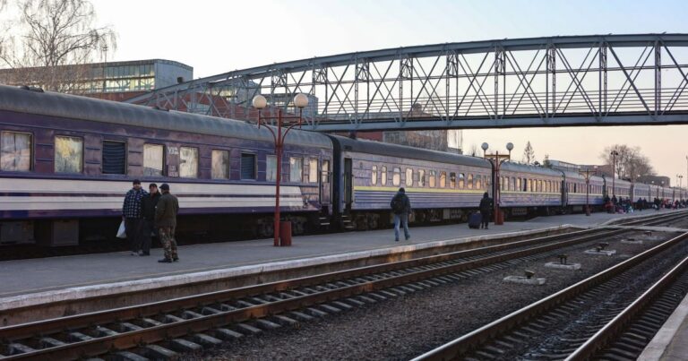 Зміни в розкладі електричок: де та коли курсуватимуть потяги за новим графіком