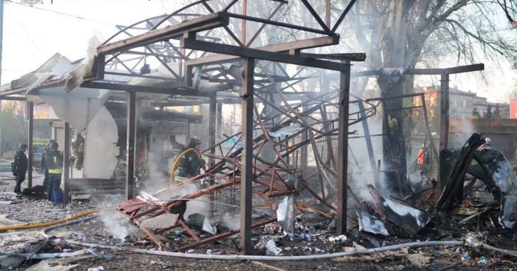 Смертельний світанок у Запоріжжі: ворожий дрон знищив зупинку та вбив продавчиню (відео)