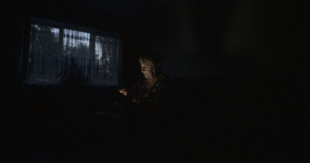 Відключення світла в Україні повертаються - у ДТЕК назвали причину — Укрaїнa