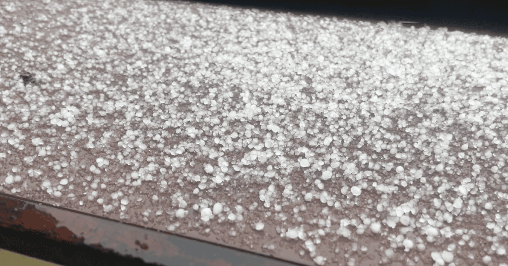 Негода в Україні: у Києві вітер і град зносить конструкції, на Франківщині знеструмлення — Укрaїнa