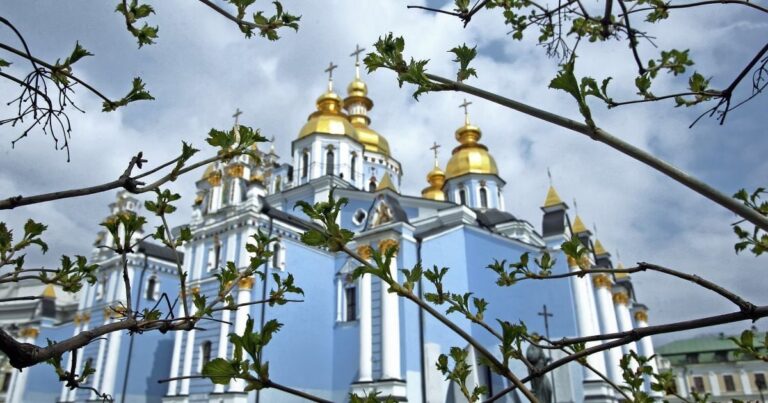 Київ під прицілом стихії: заморозки, штормовий вітер та дощ — синоптики б’ють на сполох!