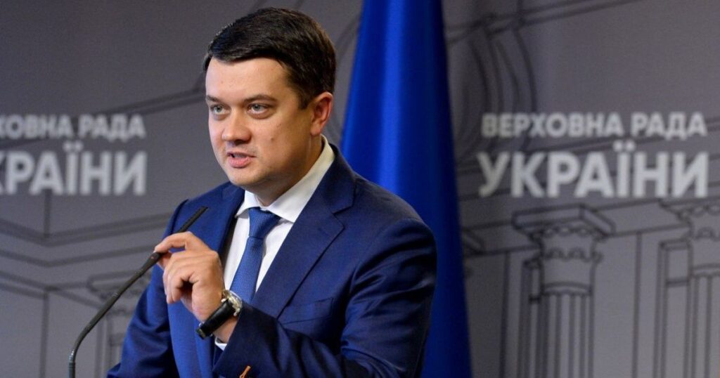 Нардеп Разумков тримає «під подушкою» понад 70 мільйонів готівки та живе на 6 помешкань, — блогер — Політика
