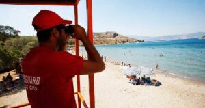 Греція закриває пляжі: нові правила забороняють важливі аксесуари для відпочинку