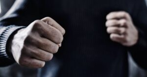 ЖАХЛИВА БІЙКА В ТРЦ КИЄВА: НІЖ, ПІСТОЛЕТ, ПОРАНЕНИЙ ТА ЗАКОРДОННИЙ НАПАДНИК!