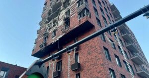 «Приліт» по багатоповерхівці, почались пожежі: росіяни вдарили по середмістю Дніпра (фото)