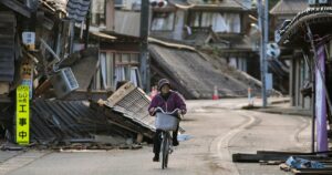 Біля Японії стався потужний землетрус: рух поїздів паралізовано, люди готуються до цунамі