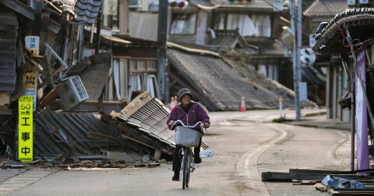 Потужний землетрус біля Японії: хаос на залізницях, загроза цунамі та заклик до евакуації