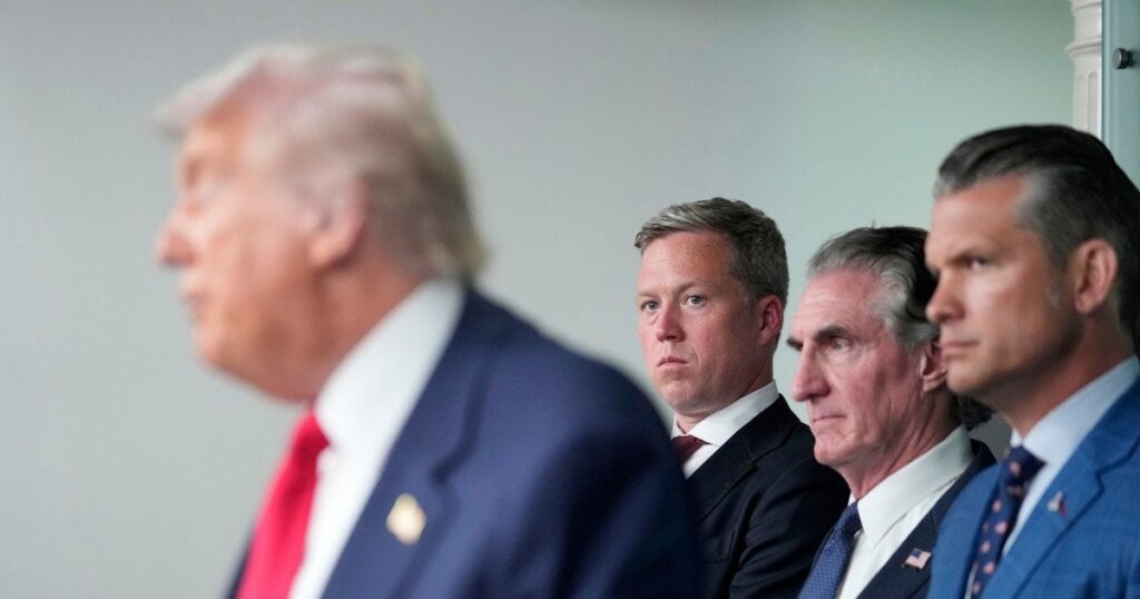 Голова Пентагону накричав на міністра армії США: ворожнеча загострилася після питання України