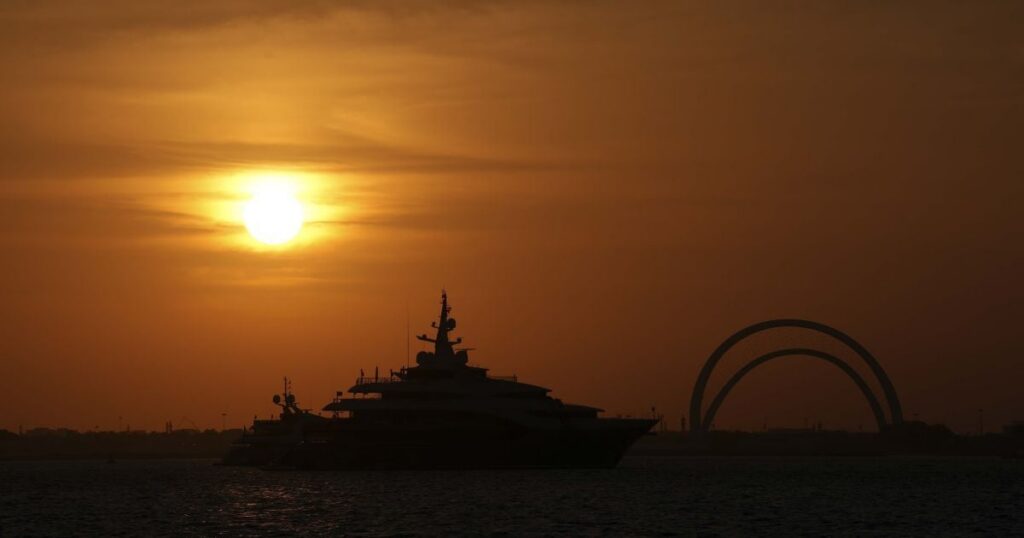 Супер-яхта олігарха Путіна прорвала блокаду в Ормузькій протоці: подробиці