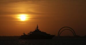 Сенсаційний Прорив: Супер-яхта Олігарха Путіна Долає Блокаду Ормузької Протоки на Тлі Глобальної Кризи!