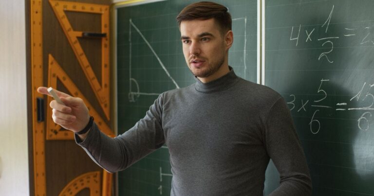 Відстрочка від мобілізації для освітян: чи можна виїхати за кордон? Розбираємо всі нюанси!