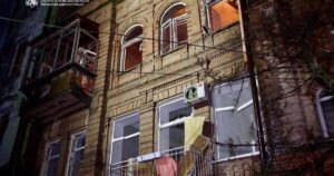 Росія вдарила по Дніпру: загинула людина, масштабні пожежі у місті (фото)