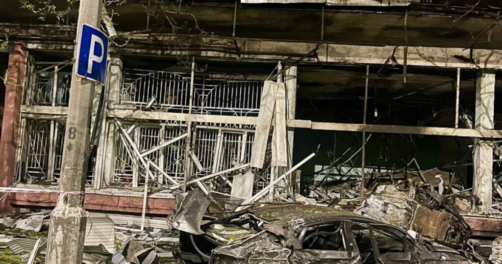 "Прильоти" по будинках, пожежі та люди під завалами: РФ влаштувала кривавий день (фото)