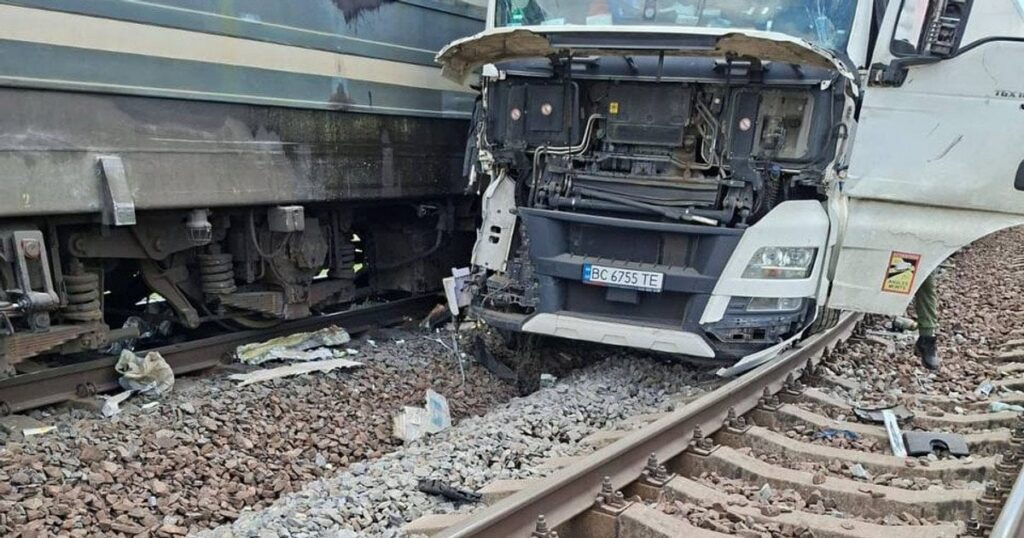 Аварія на переїзді — вантажівка врізалась у потяг Перемишль–Київ, водій зник — Укрaїнa