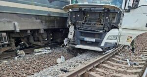 Аварія на переїзді — вантажівка врізалась у потяг Перемишль–Київ, водій зник — Укрaїнa