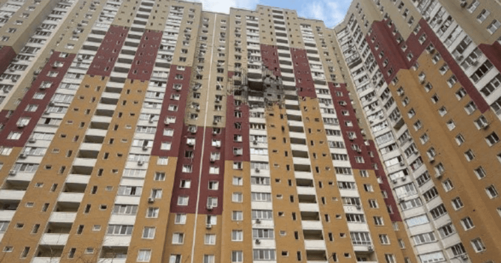 Чорний дим над містом, "прильоти" по багатоповерхівках та загиблі: деталі смертельної атаки РФ на Київ (відео)