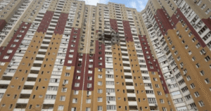 Чорний дим над містом, "прильоти" по багатоповерхівках та загиблі: деталі смертельної атаки РФ на Київ (відео)