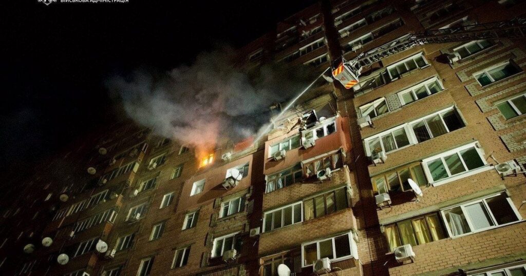"Приліт" по багатоповерхівці в обласному центрі України: є жертви і багато поранених (фото, відео)