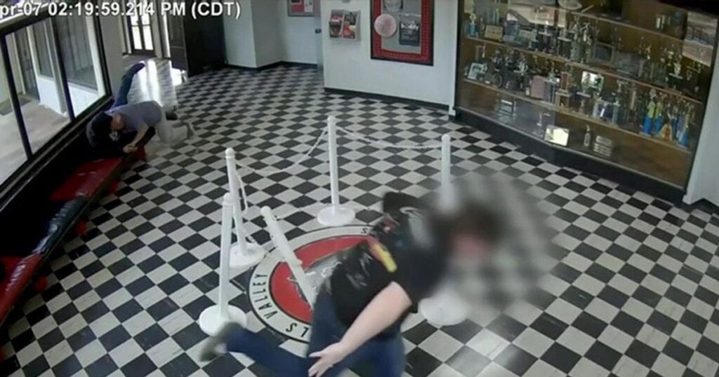 Напад у школі Оклахоми — відео показало, як директор зупинив озброєного зловмисника — Світ